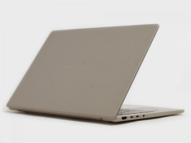 背面。色はザブリスキーベージュ。中央にASUS Zenbookのロゴ