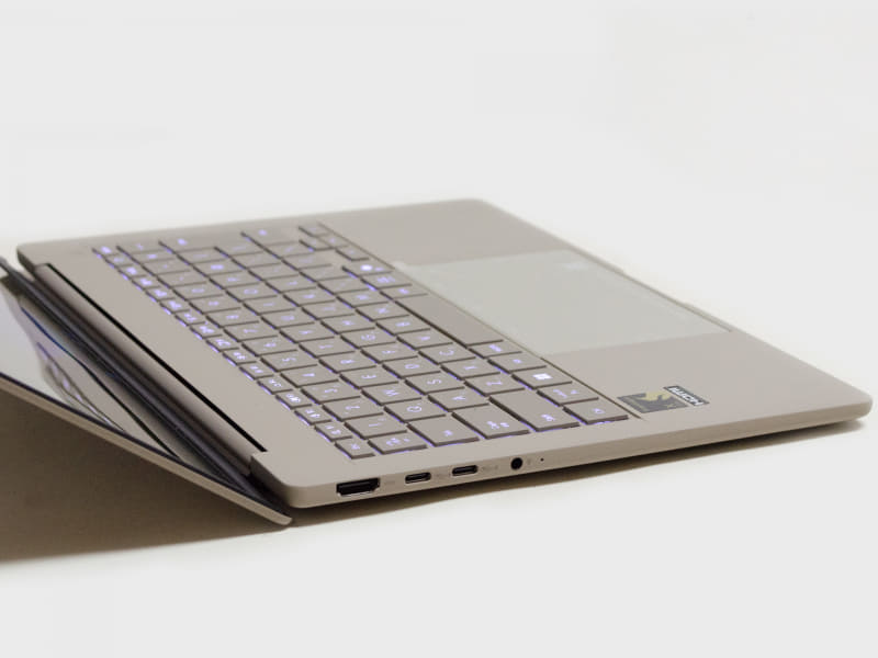 左側面。HDMI、USB4 2基、3.5mmジャック