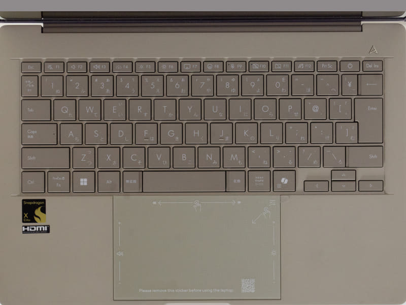 キーボード。84キー日本語キーボード(JIS配列)。タッチパッド上の文字などは半透明シール。剥がせばフラットになる。[DEL]キーの左に[電源]キー