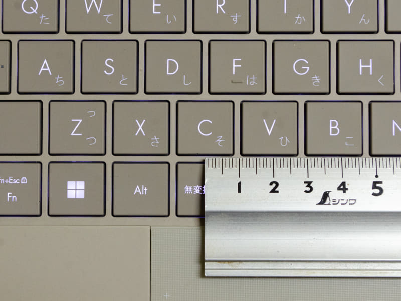 キーピッチ。実測で約19mm。一部を除いて均一