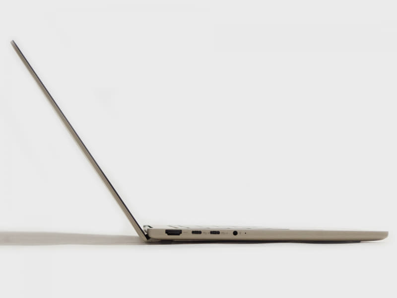 横から。HDMIのコネクタ+α程度なので結構薄い