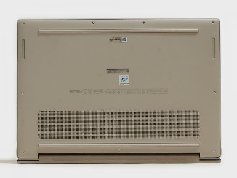 裏。前後に1本バーのゴム足。手前左右にスピーカー