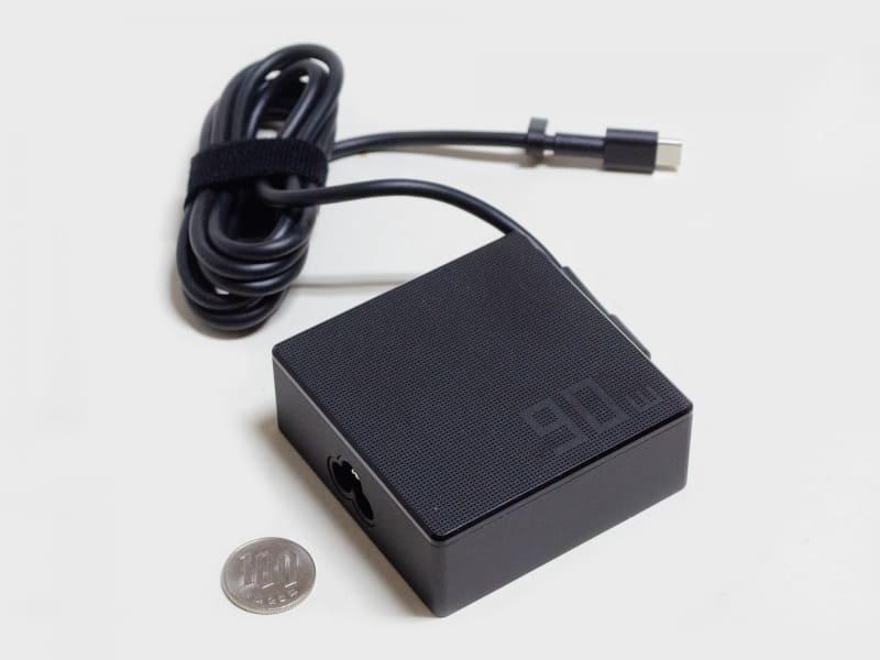付属のACアダプタはサイズが約75x75x30mm、重量219g、90W