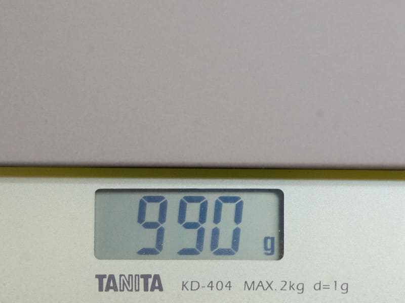 重量は実測で990g。仕様上の980gより10g重い。タッチパッドのシールは1gだった(笑)