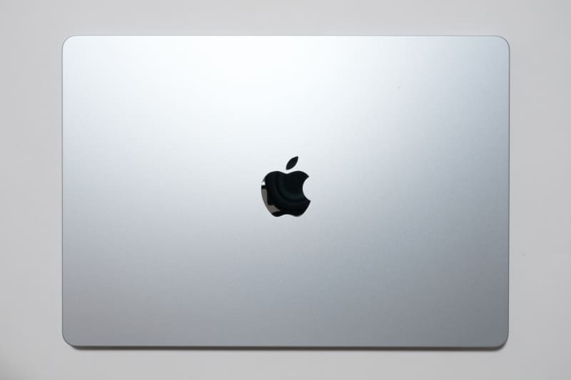 今回借用した試用機のカラーはスカイブルー。MBAは55%以上の再生素材で生産されており、最も再生素材の割合が多いApple製品だ