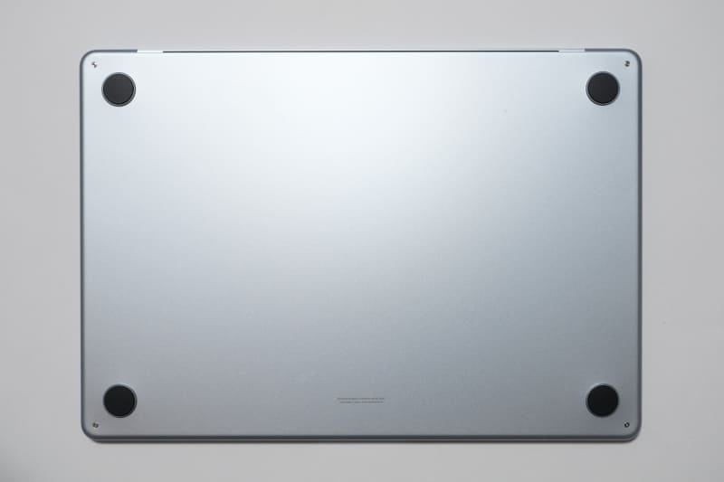 MBAはファンレス仕様。高負荷時でも無音で動作する