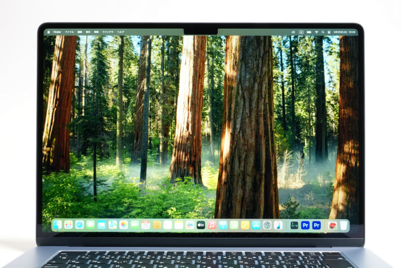 15インチ版は15.3型IPS液晶(2,880×1,864ドット、224ppi、光沢、500cd/平方m、色域P3)を搭載。HDRコンテンツの再生に対応する