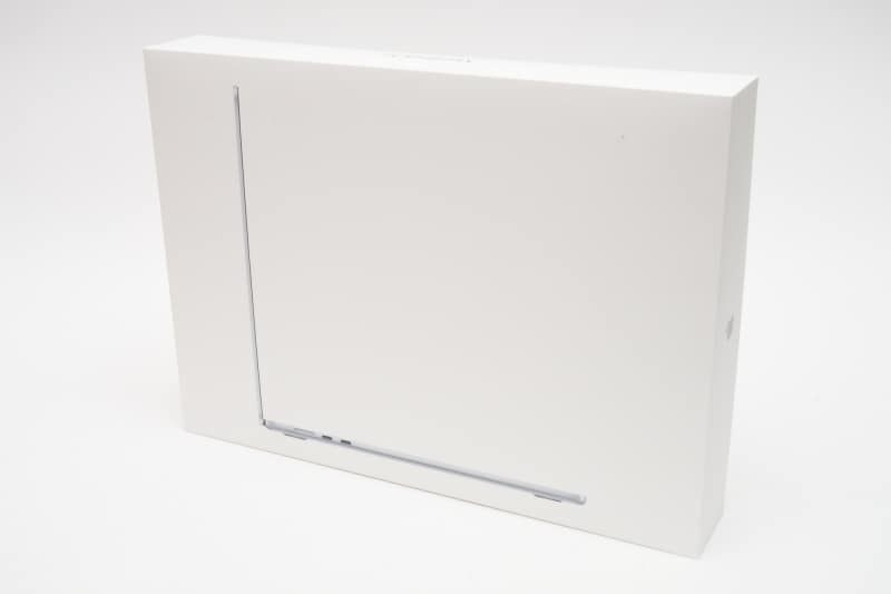 パッケージには本体、デュアルUSB-Cポート搭載35Wコンパクト電源アダプタ、USB-C - MagSafe 3ケーブル(2 m)、説明書が同梱