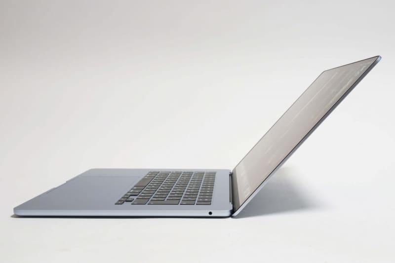 ディスプレイの最大展開角度は実測133度