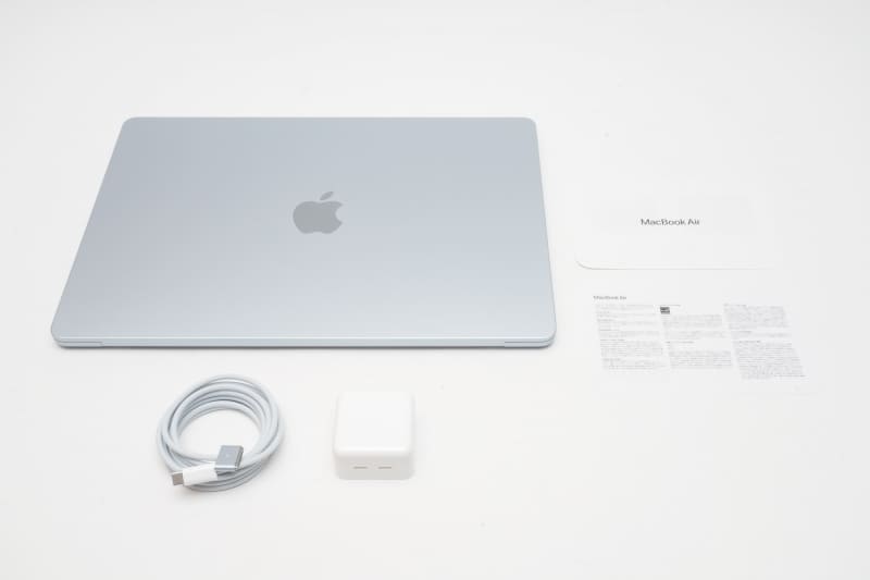 パッケージには本体、デュアルUSB-Cポート搭載35Wコンパクト電源アダプタ、USB-C - MagSafe 3ケーブル(2 m)、説明書が同梱