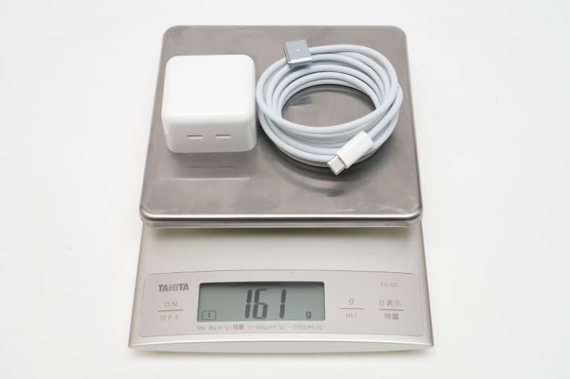 35Wコンパクト電源アダプタとUSB-C - MagSafe 3ケーブルの合計重量は実測161g