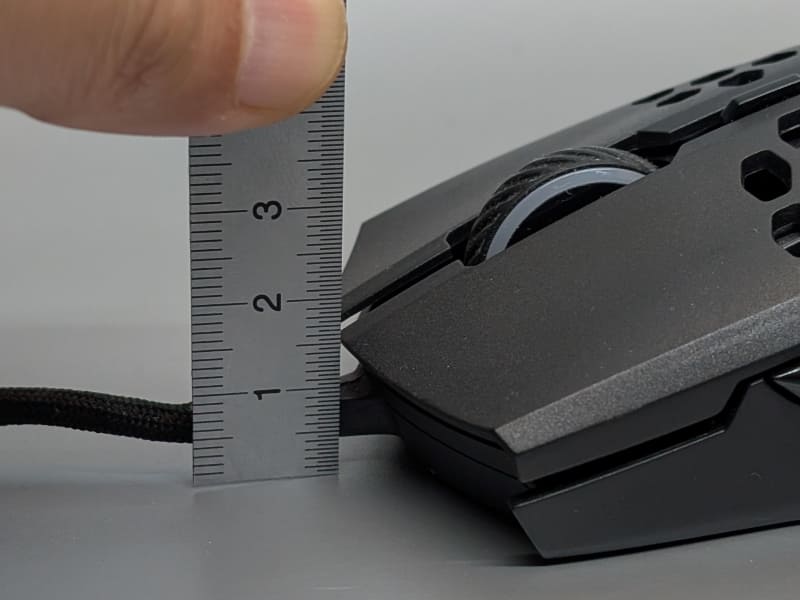 マウスを薄型にするためにはホイールの直径を小さくしなければならず、そうなると操作性が低下するのが設計する側にとって難しいところ