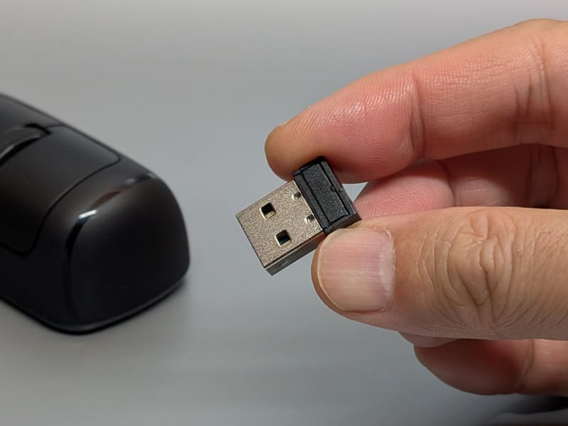 こうしたコンパクトタイプのミニマウスの多くはBluetoothでの接続に対応。製品によっては同梱のUSBドングルによる独自2.4GHz帯での接続にも対応する