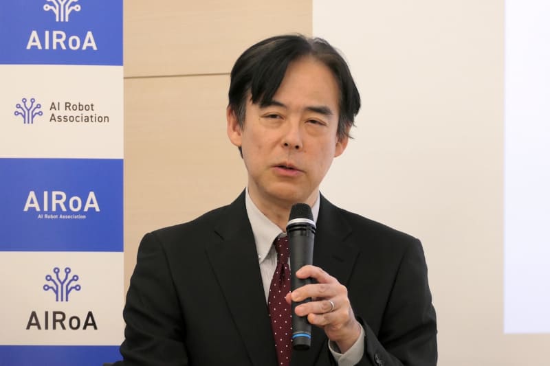 AIRoA理事長、早稲田大学 理工学術院 基幹理工学部 表現工学科 教授 尾形哲也氏。産業技術総合研究所 人工知能研究センター 特定フェロー、国立情報学研究所 大規模言語モデル研究開発センター 客員教授でもある