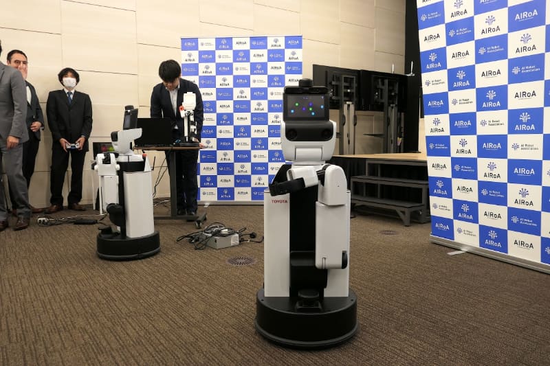 HSR(Human Support Robot)。トヨタ自動車が開発した生活支援ロボット。物を拾ったり運んだりする基本的支援が可能