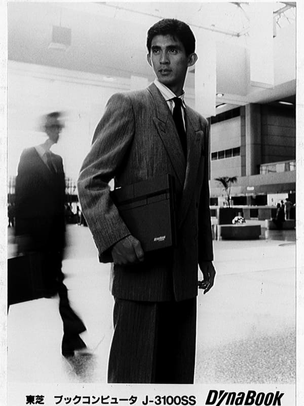 Dynabook J-3100SSのイメージキャラクターを務めたF1ドライバーの鈴木亜久里氏