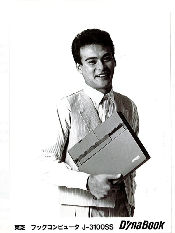 Dynabook J-3100SSのイメージキャラクターを務めたF1ドライバーの鈴木亜久里氏