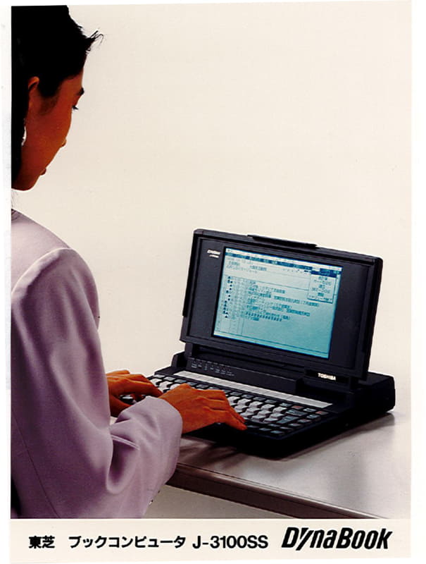 Dynabook J-3100SSのイメージキャラクターを務めたF1ドライバーの鈴木亜久里氏