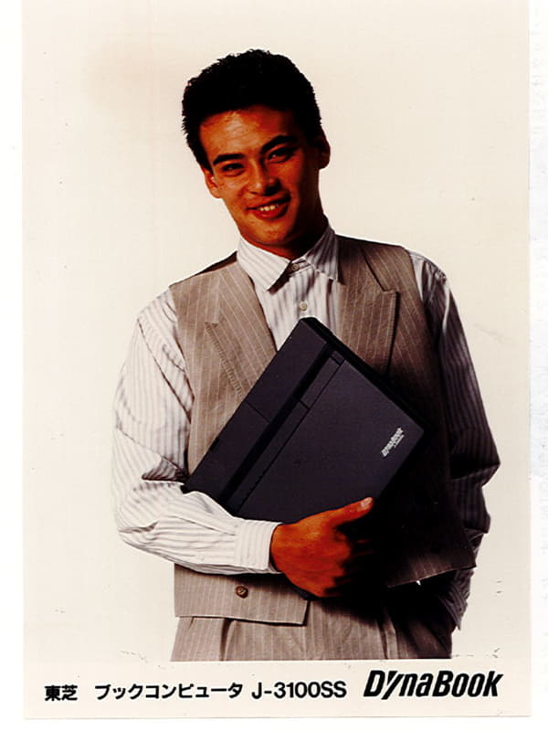 Dynabook J-3100SSのイメージキャラクターを務めたF1ドライバーの鈴木亜久里氏