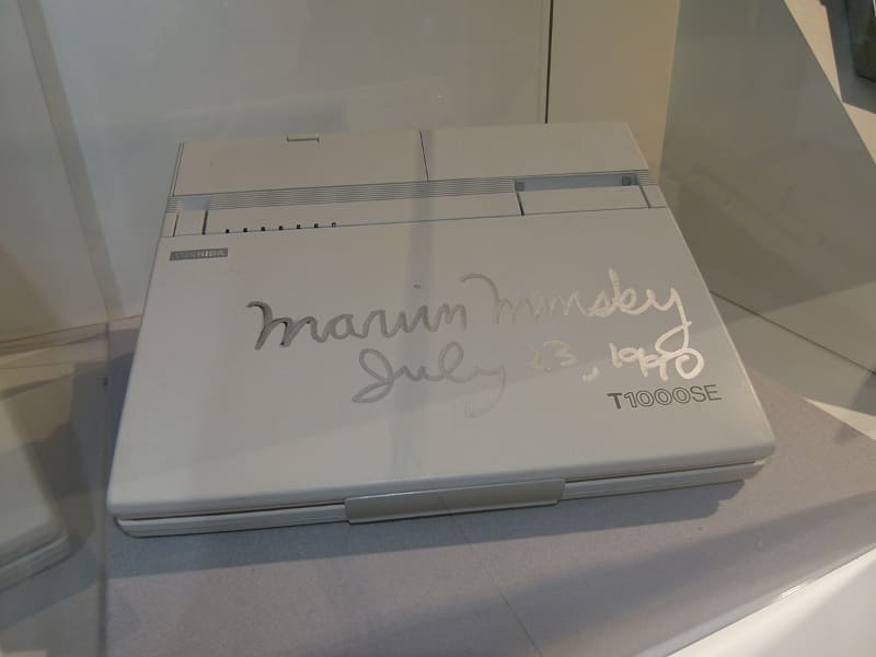マービン・ミンスキー氏のサイン入りT1000SE(Dynabook J-3100SSの米国発売モデル)