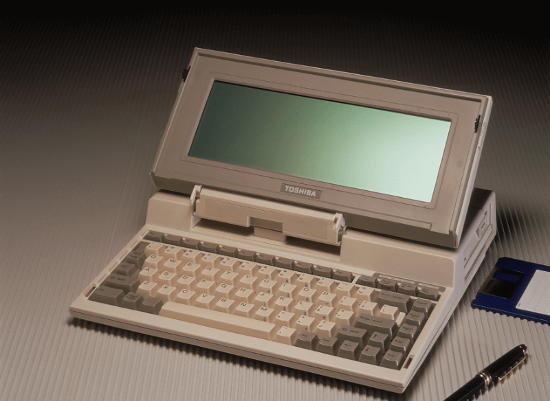 世界初のラップトップとなるT1100。2025年4月には、1985年4月の欧州での発売から40周年の節目を迎える