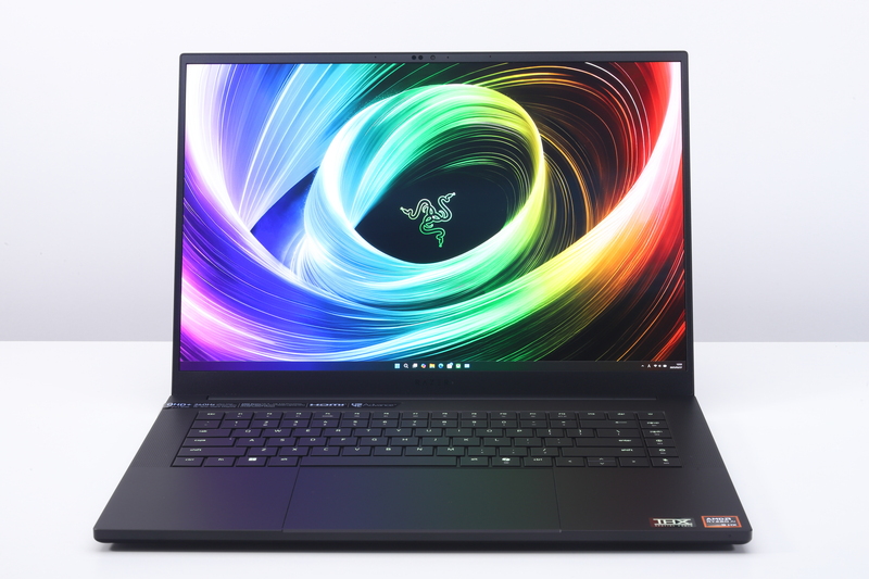 Razerの16型ゲーミングノート「Razer Blade 16 (2025)」