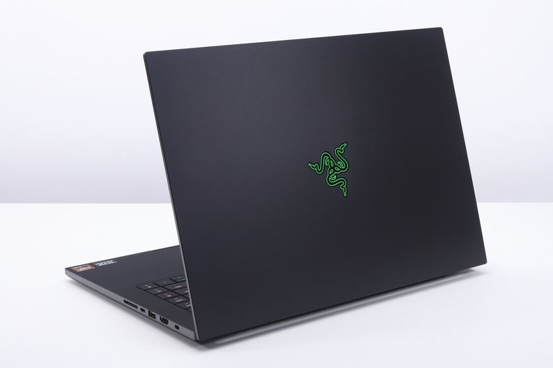 黒を基調としたカラーリングを採用