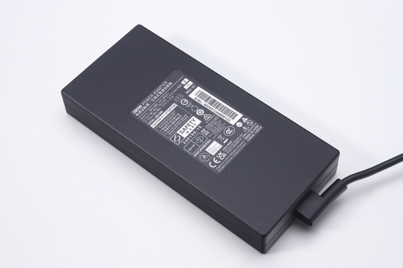 280WのACアダプタが付属