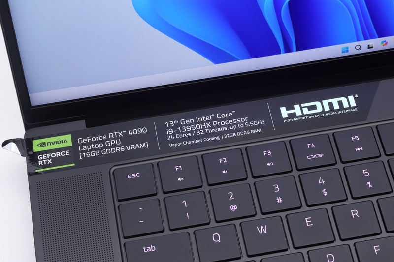 黒を基調としたカラーリングを採用