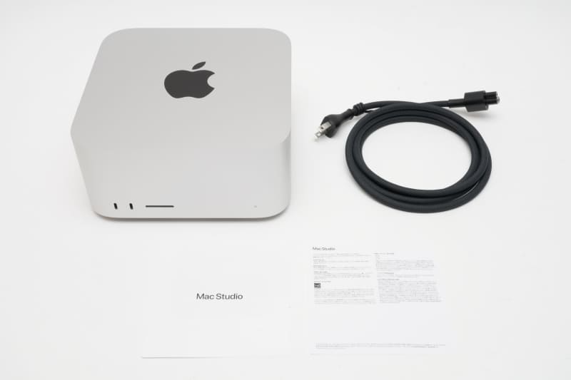 パッケージには本体、電源ケーブル、説明書類が同梱