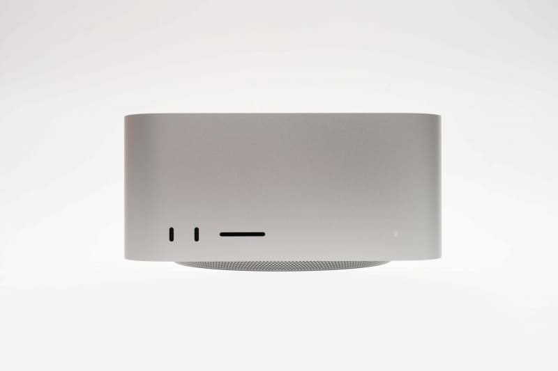 「Apple M3 Ultra」搭載機は前面にThunderbolt 5×2、SDXCカードスロット、ステータスインジケータランプを配置