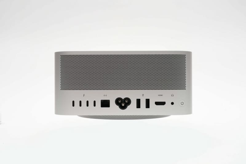 背面にはThunderbolt 5×4、10Gbit Ethernet)、電源端子、USB Type-A×2、HDMI、3.5mmヘッドフォンジャック、電源ボタンを用意