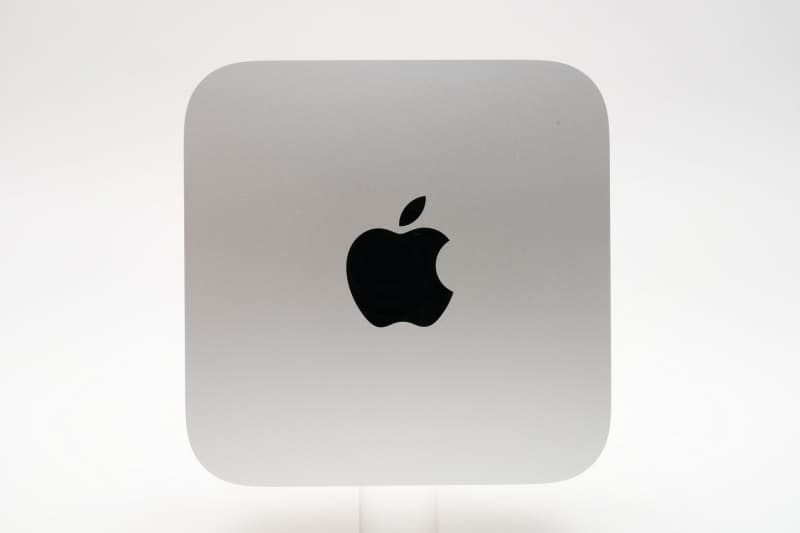 天面と底面。底面にはセキュリティロックスロットが設けられている