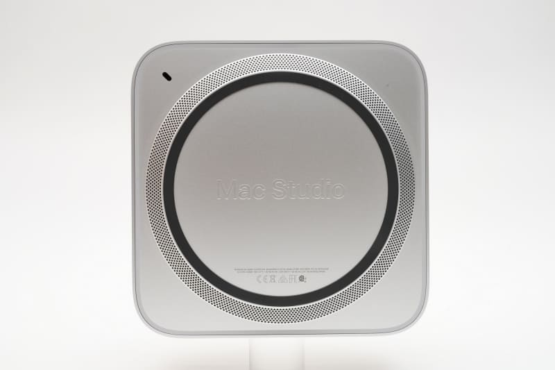 天面と底面。底面にはセキュリティロックスロットが設けられている