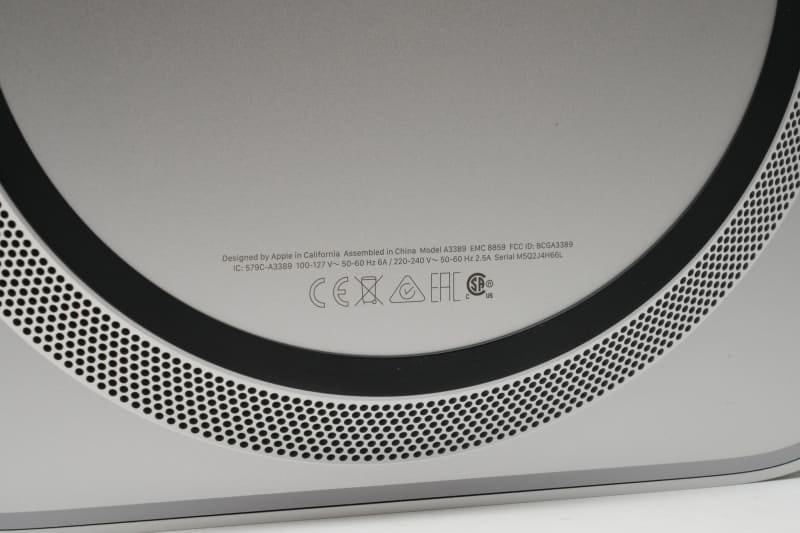 底面には認証情報やシリアルナンバーが記載