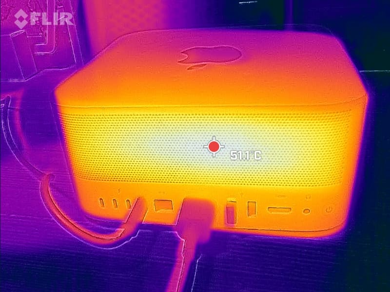 Cinebench 2024を10分間実行した際の本体背面の表面温度は最大51.1℃