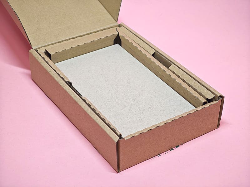 送られてきた代替のiPhone 15 Pro、茶箱で通常のiPhoneの箱とは異なっている。中古で売るときなどには、通常の化粧箱でない分価格が下げられる可能性がある……