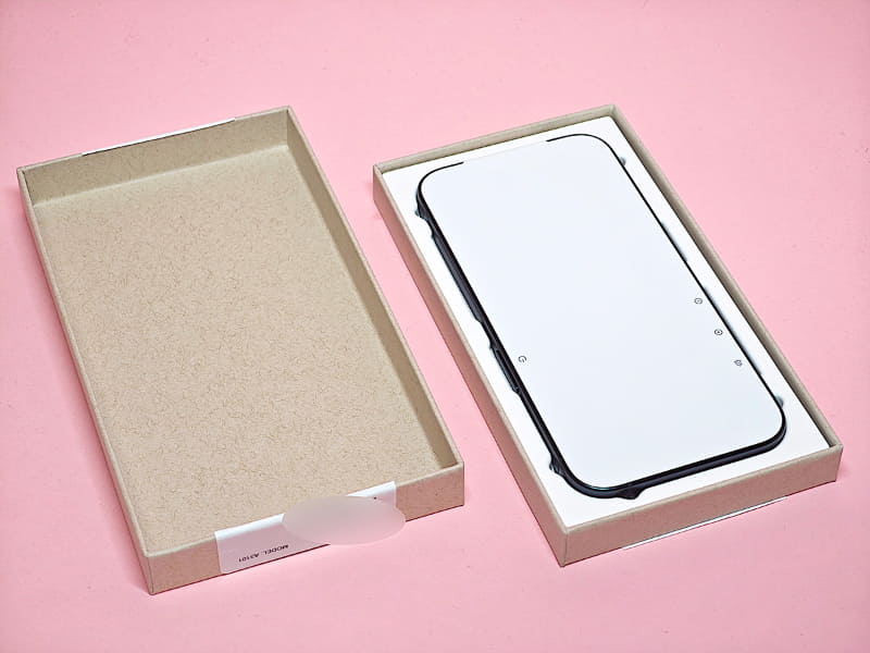 送られてきた代替のiPhone 15 Pro、茶箱で通常のiPhoneの箱とは異なっている。中古で売るときなどには、通常の化粧箱でない分価格が下げられる可能性がある……