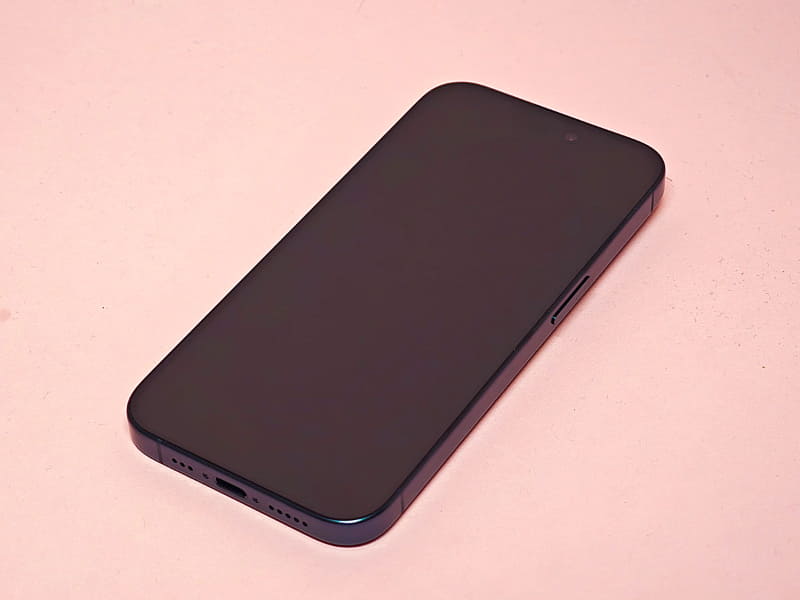 送られてきた代替のiPhone 15 Pro、茶箱で通常のiPhoneの箱とは異なっている。中古で売るときなどには、通常の化粧箱でない分価格が下げられる可能性がある……