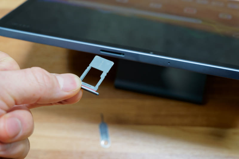 microSDカードスロットはSIMピンで取り出すタイプ