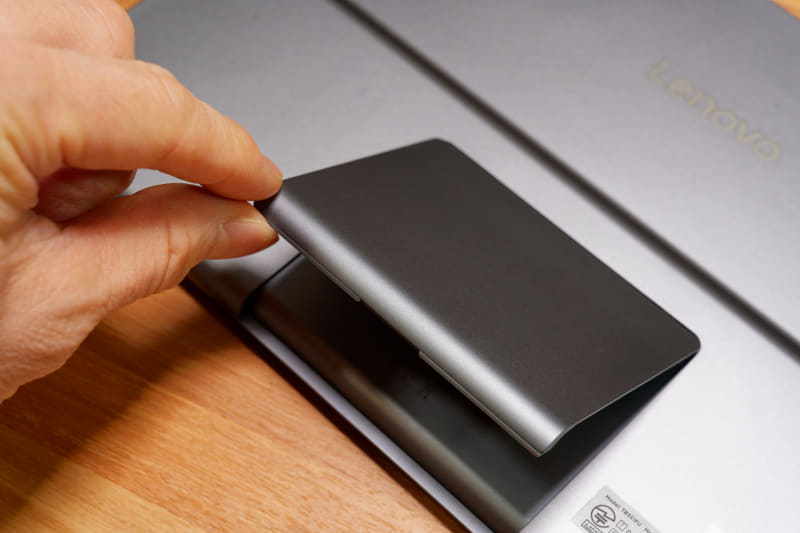 背面にキックスタンドを装備