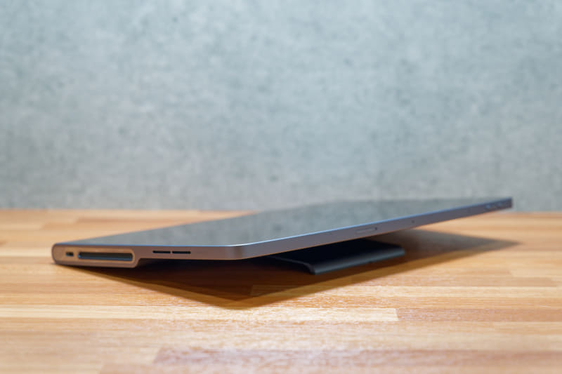 スタンドは180度に近い角度まで開く