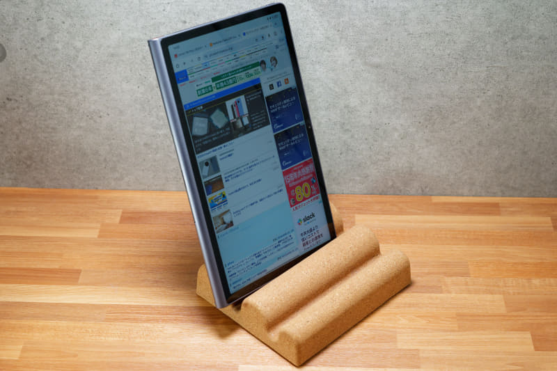 縦置き時は汎用スタンドに頼るしかないが、厚みがあるので隙間に差し込むタイプのスタンドとはあまり相性が良くないことにも注意