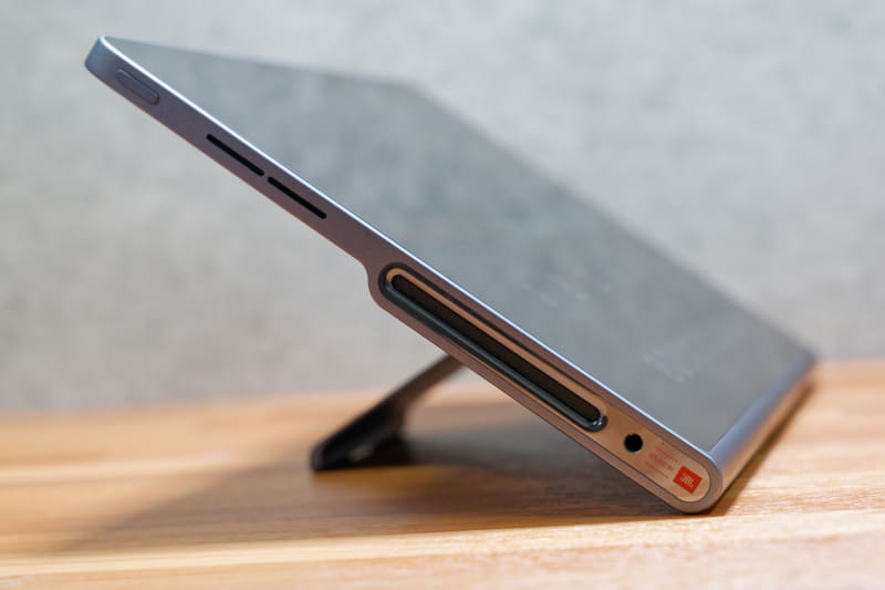 JBL監修のスピーカーを8基内蔵