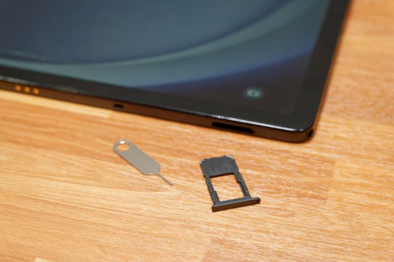 microSDカードスロットは下側面にあり、SIMピンで取り出す形