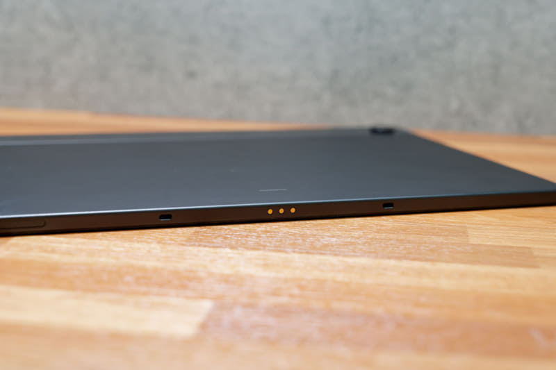 薄型で軽量なボディ。周辺機器接続用のポゴピンを備える