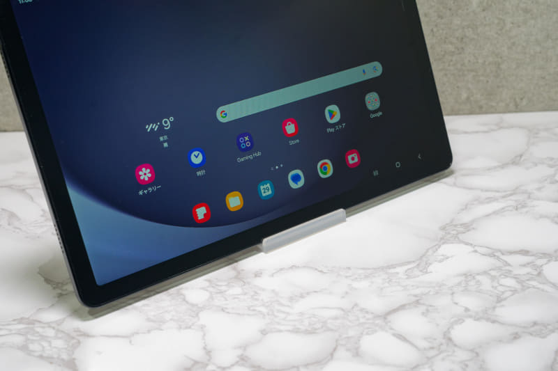 立てて使いたいときはオプションもしくは汎用のスタンドを