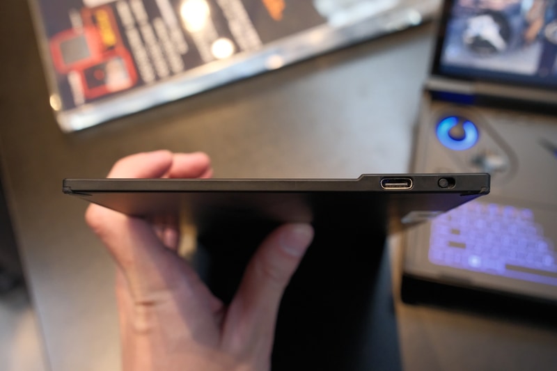 右側面には電源スイッチやUSB Type-Cポートを装備