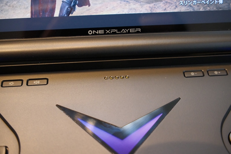 本体とはポゴピンで接続される