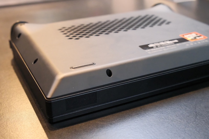 クラムシェルでも手に持ってゲームをプレイしやすいデザインに